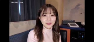 年轻女孩在公共场合被紧致的屁股操